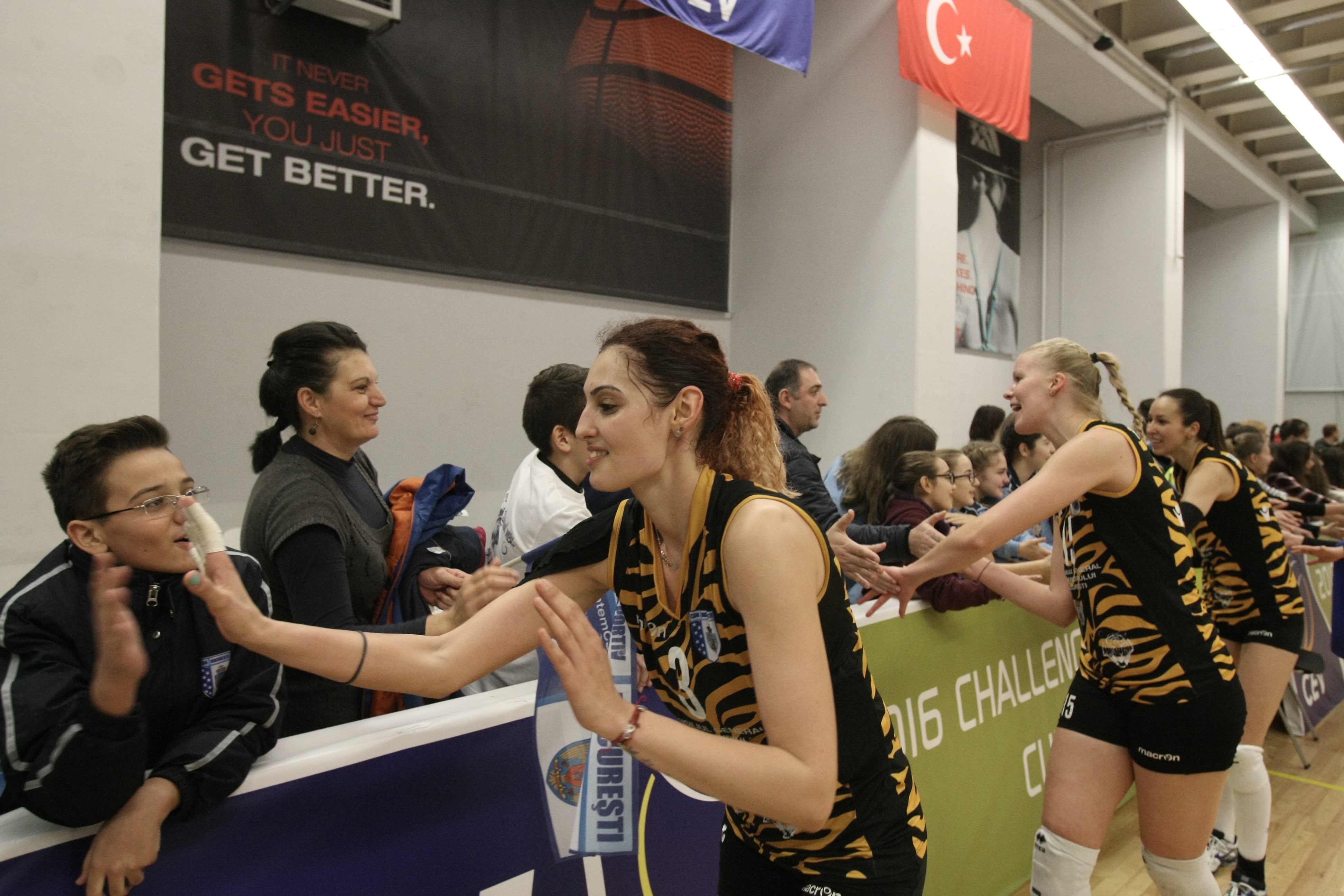 Semifinale, Cupa Challenge: CSM București - Bursa 3-0.^”Tigroaicele” sunt finaliste! Premieră pentru voleiul feminin românesc / GALERIE FOTO