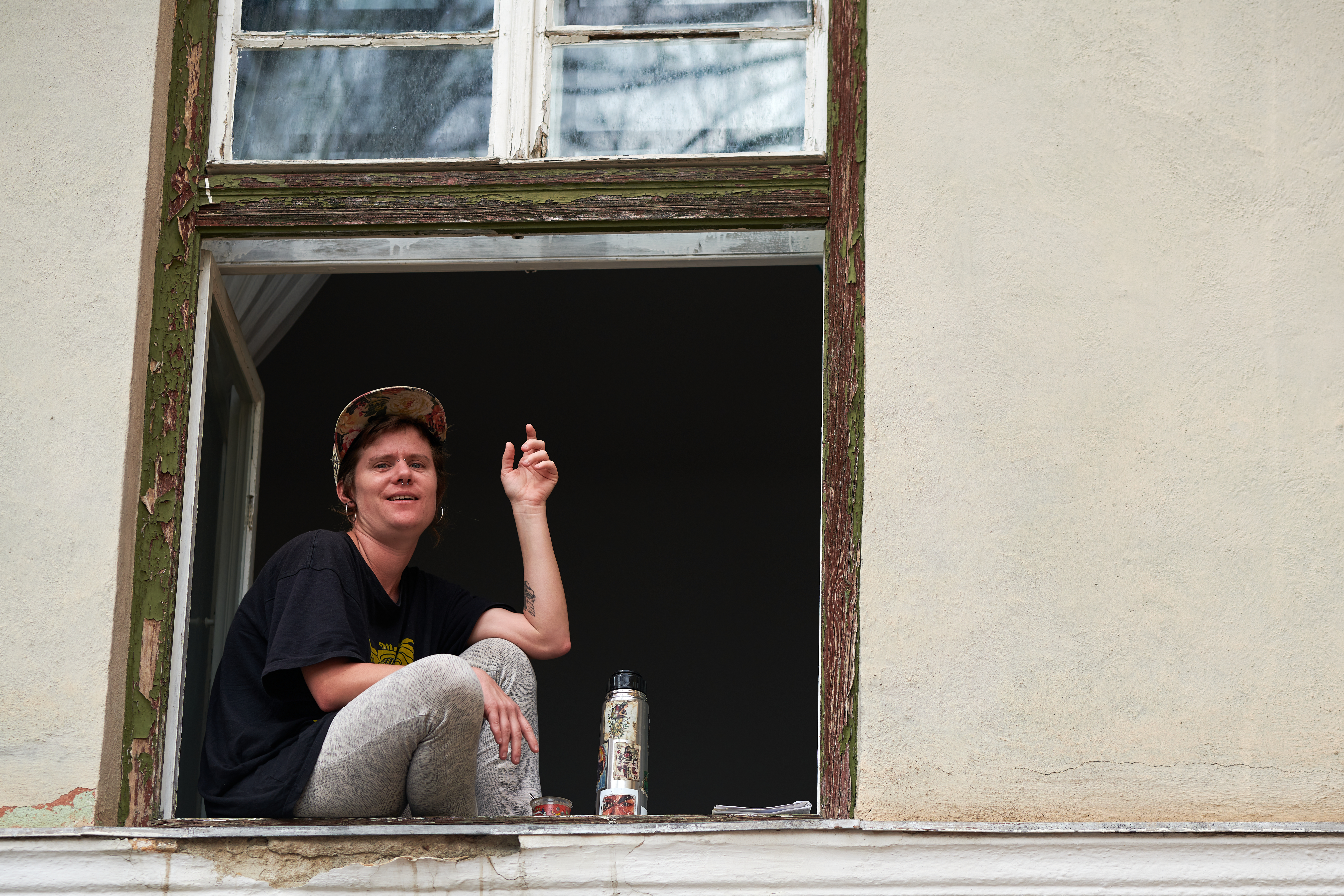 O artistă stradală din Argentina, spectacol din apartamentul din Sibiu, unde e blocată de mai bine de o lună