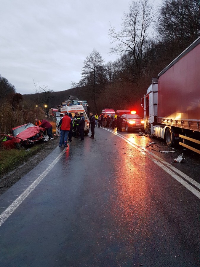 Accident pe DN1, județul Sibiu. O șoferiță a murit după ciocnirea cu un camion