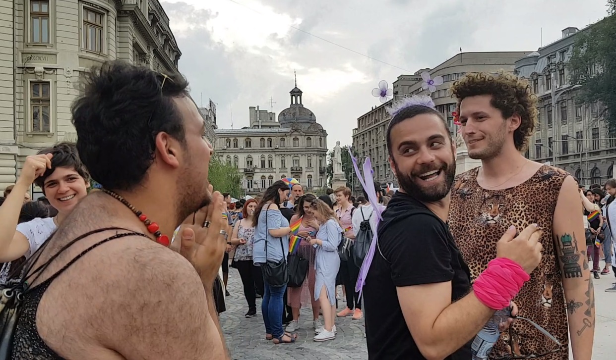 REPORTAJ/ 5000 de oameni la marșul „mândru să fiu gay”. Dorința unei lesbiene: „Vreau să mă căsătoresc cu iubita mea” (VIDEO)