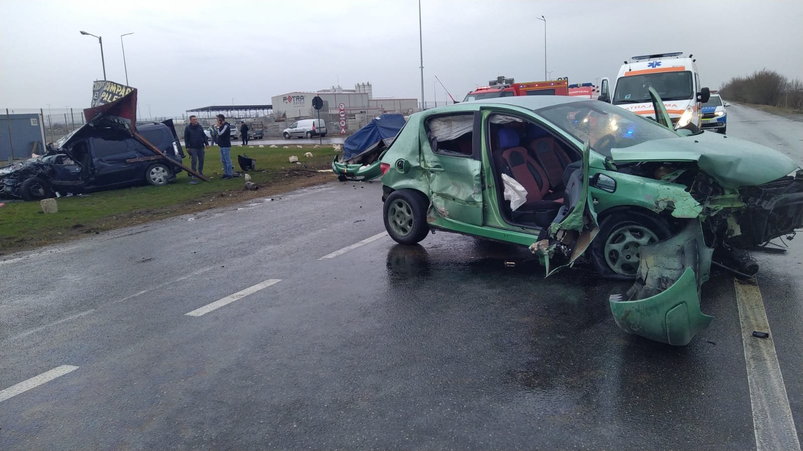 Trei persoane, rănite, după ce două mașini s-au ciocnit pe DN1A, în apropiere de Ploieşti