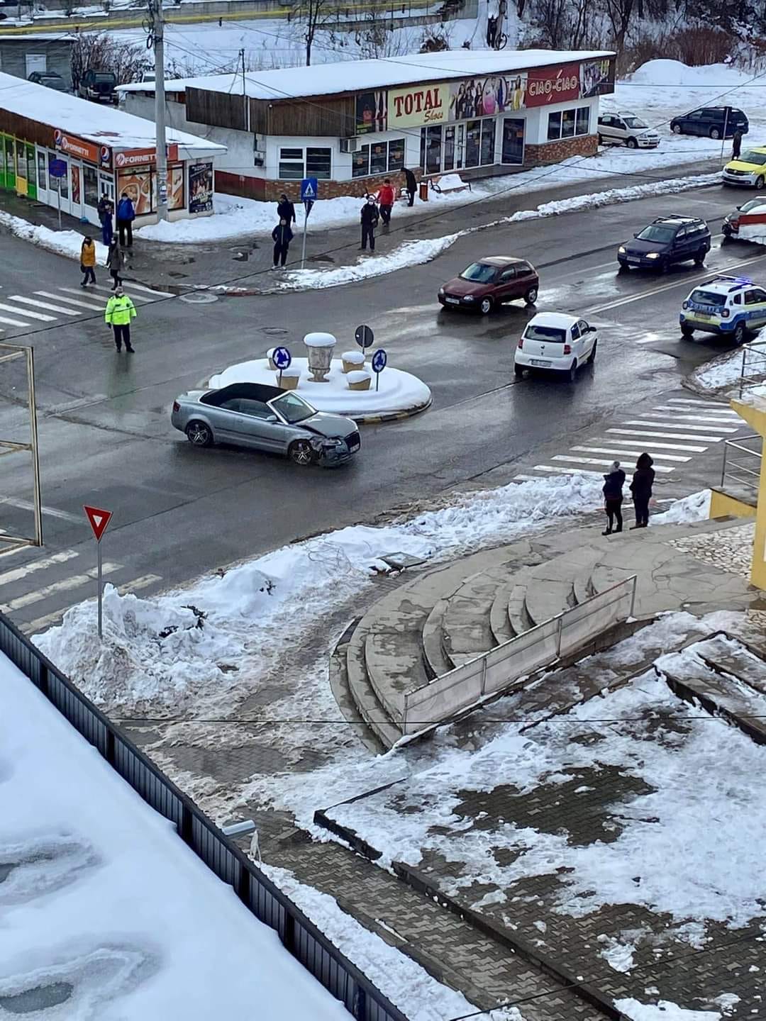 Fetiță de 6 ani lovită pe trotuar de o mașină în Petroșani. Șoferul murise la volan