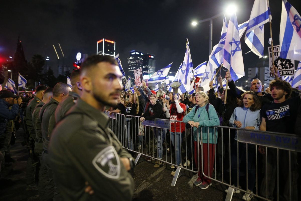 „Bibi, ai transformat o ţară întreagă într-una de îndoliaţi”. Proteste în Israel față de guvernul Netanyahu. Oamenii cer eliberarea ostaticilor ținuți de Hamas în Gaza