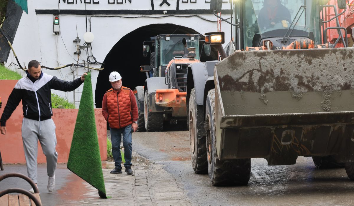 Tensiune uriașă la Praid: angajații companiei miniere s-au baricadat în birouri, de frica localnicilor