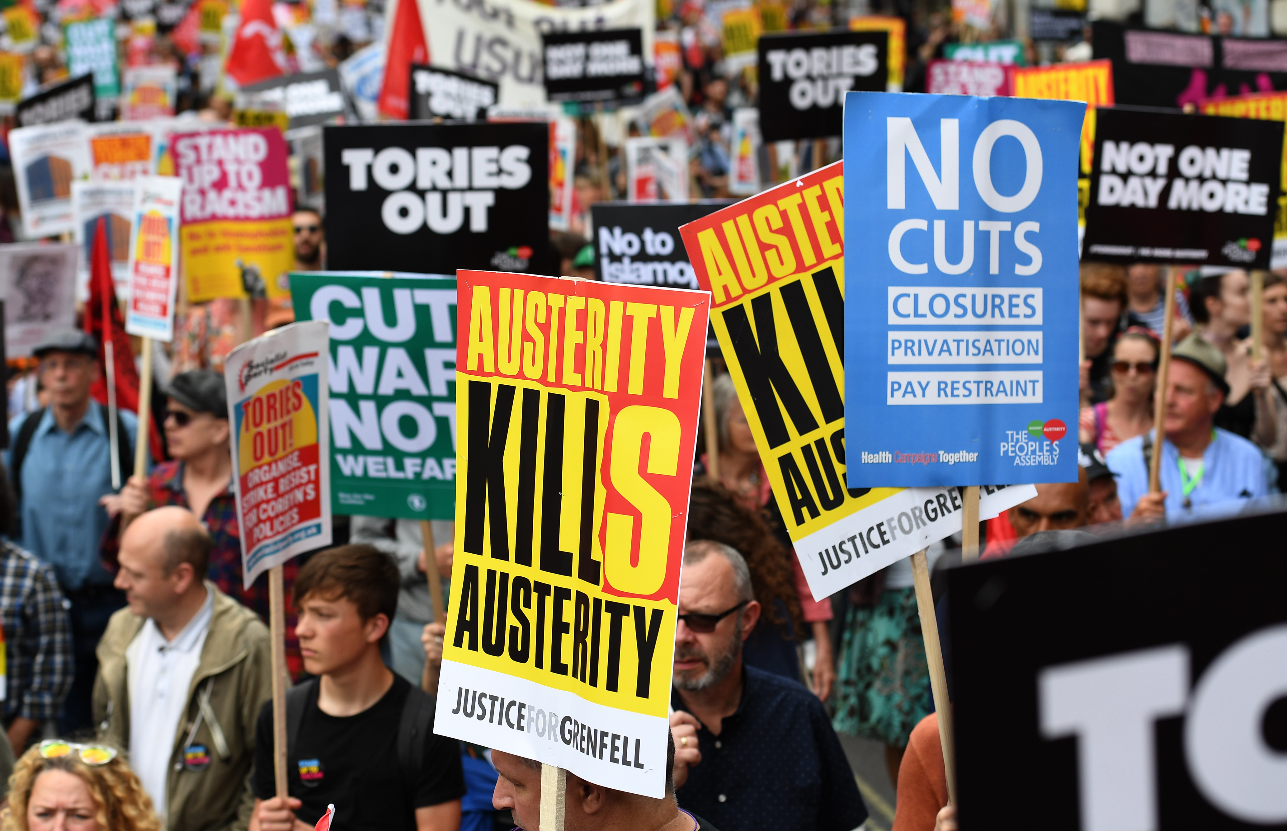 Proteste față de măsurile de austeritate în Londra. Miniștrii britanici fac presiuni asupra premierului Theresa May