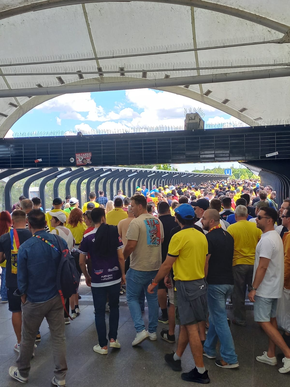 Suporterii români au ajuns la stadion: „Nebunie, frate!” | FOTO