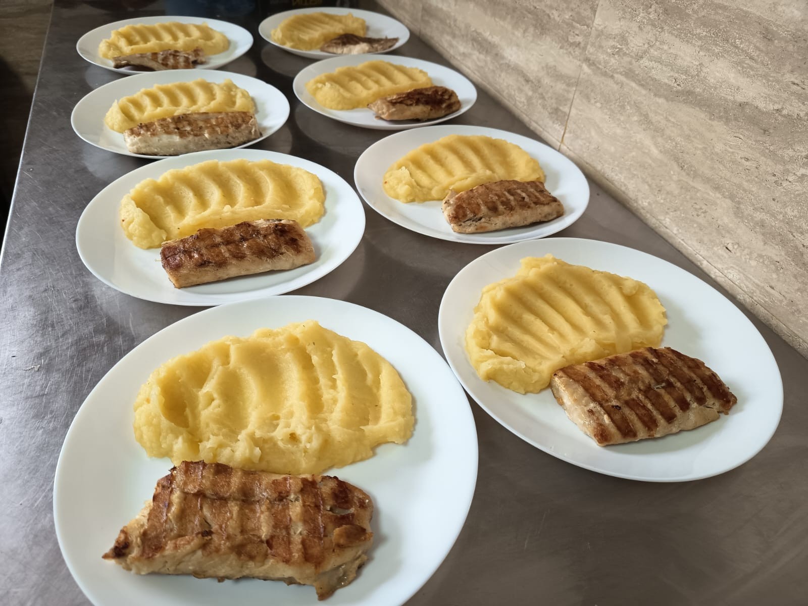 Imagini de la pomana lui Mircea Lucescu. Ce a făcut Răzvan Lucescu la 40 de zile după ce a murit tatăl lui