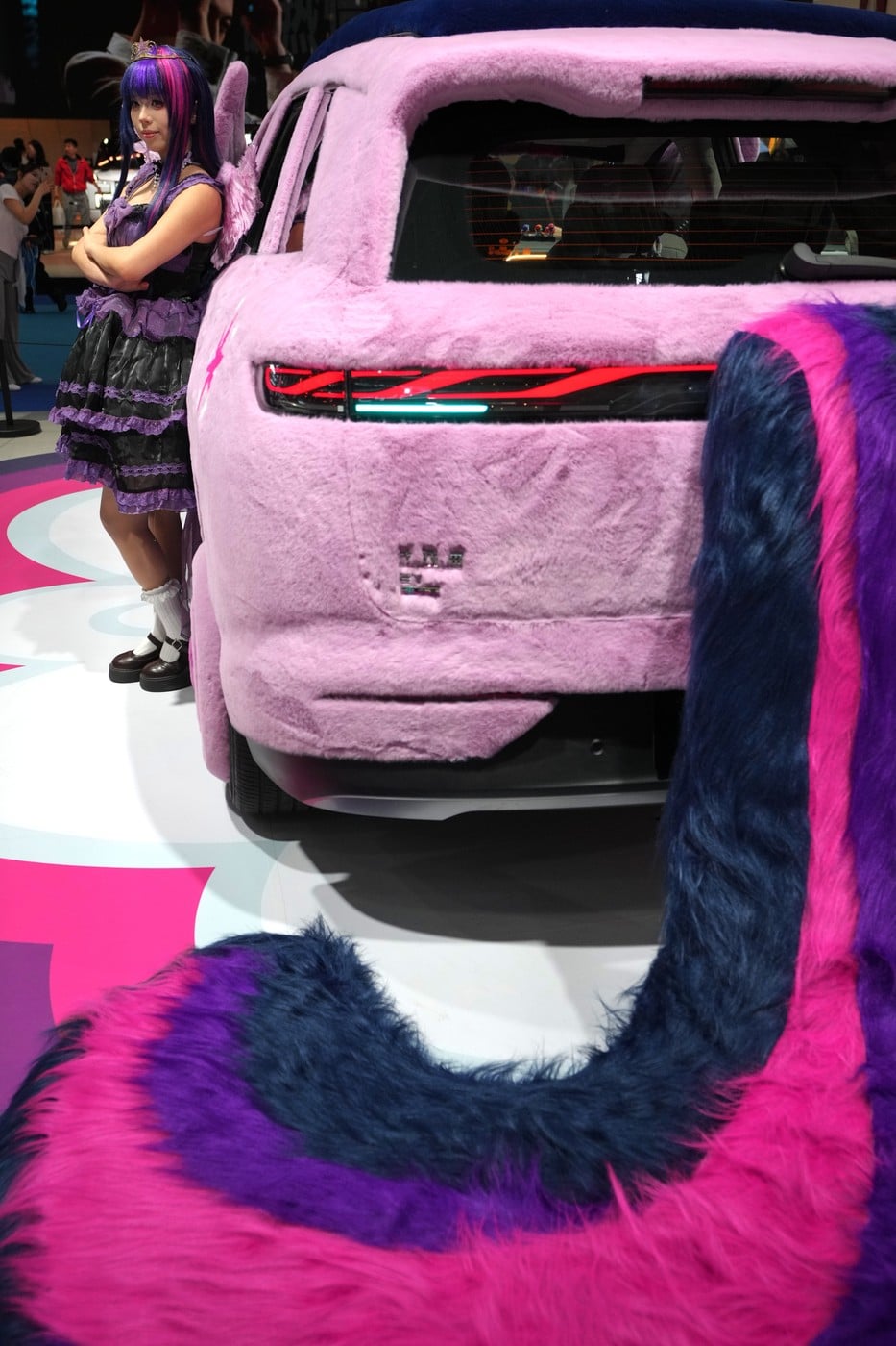 Cum arată cea mai pufoasă și drăgălașă mașină din lume: noul BYD cu tapițerie plușată și tematică „My Little Pony” a cucerit Beijingul