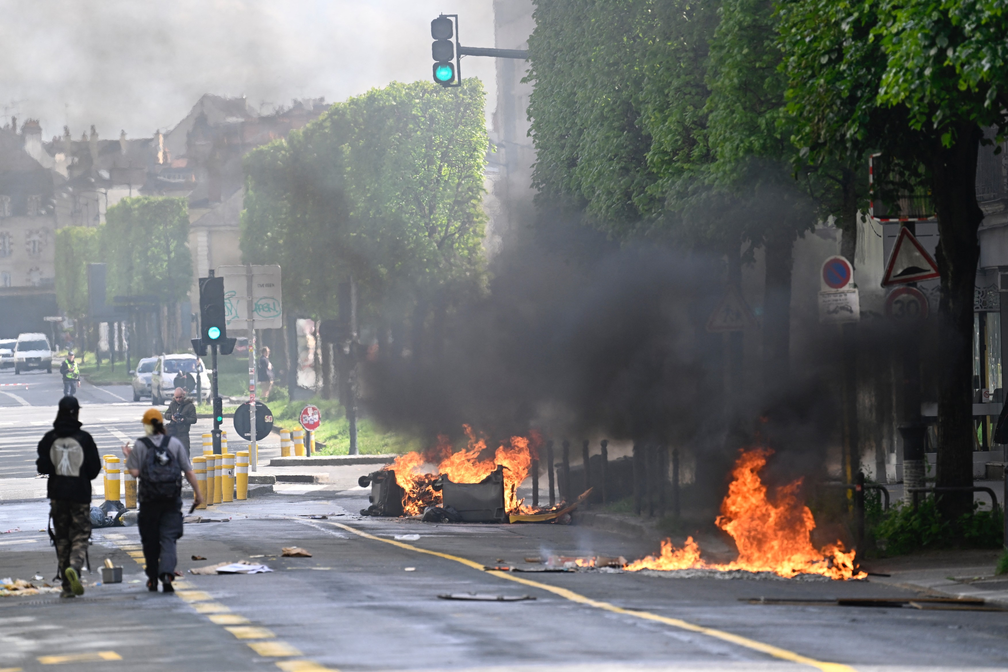 Proteste violente în Franța: 108 polițiști și jandarmi au fost răniți, aproape 300 de manifestanți, arestați