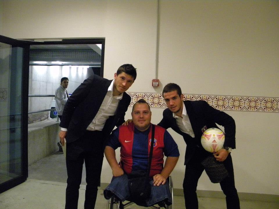 GALERIE FOTO / Minune de Sărbători în România! ^Steaua a ridicat din nou în picioare un fan cu membrele inferioare amputate