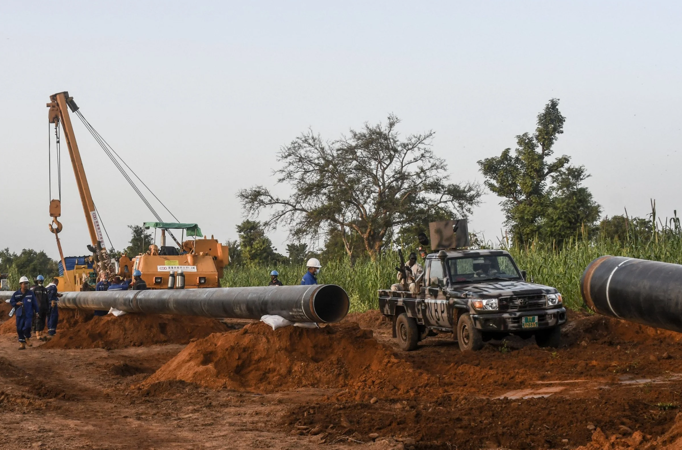 Workers from Niger and China at an oil pipeline construction site in Gaya, Niger, on October 10, 2022. Photo: Boureima Hama/AFP.