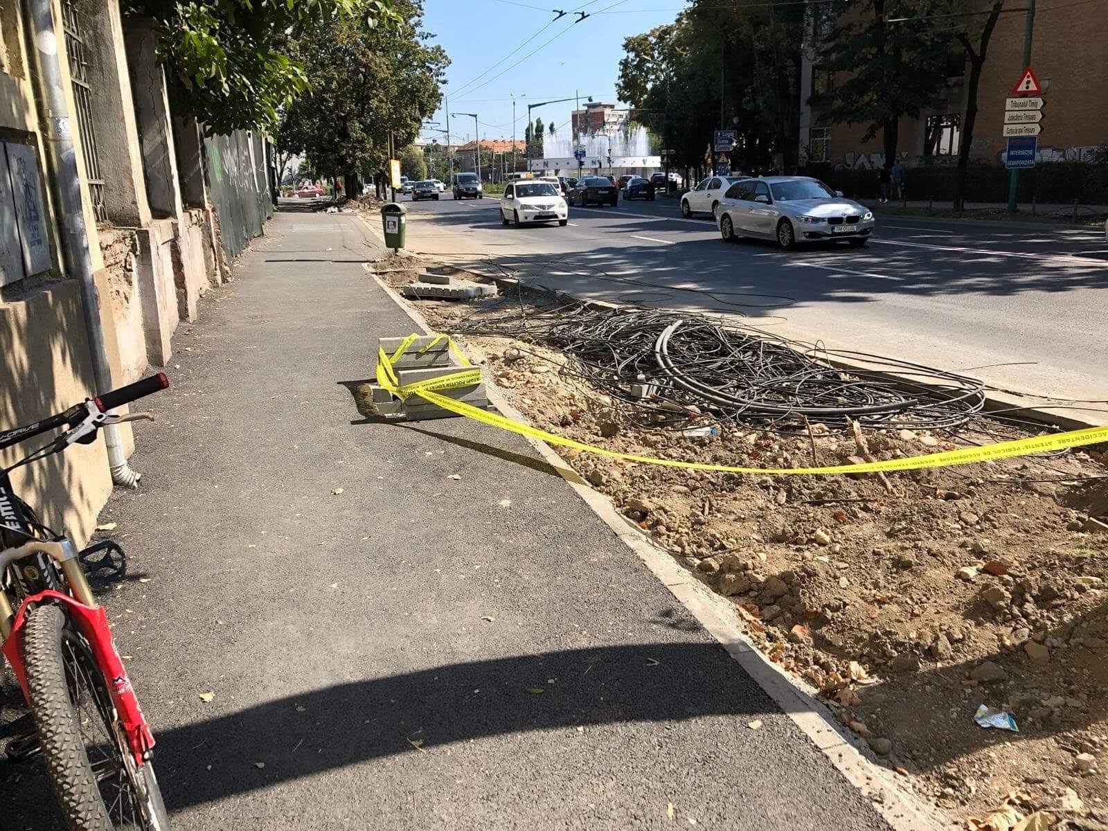 Domnule primar Robu, aveți grijă când mergeți cu bicicleta prin Timișoara! Puteți ajunge așa, ca tânărul care a căzut în groapa de pe trotuar