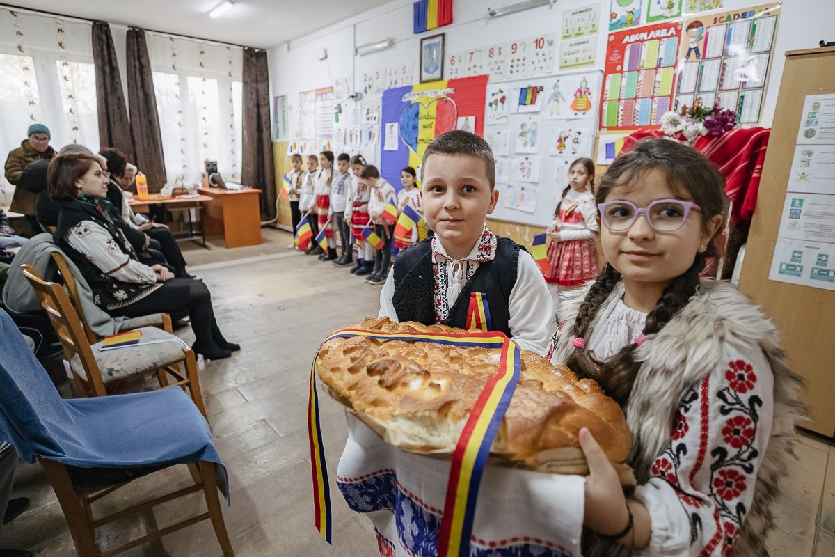 SPERANȚĂ. Într-o școală din Olt, o profesoară îi învață pe copiii cu părinți în străinătate să creadă că tinerii pot reuși și în țară: „Se pot realiza oriunde, numai să găsească oamenii potriviți”