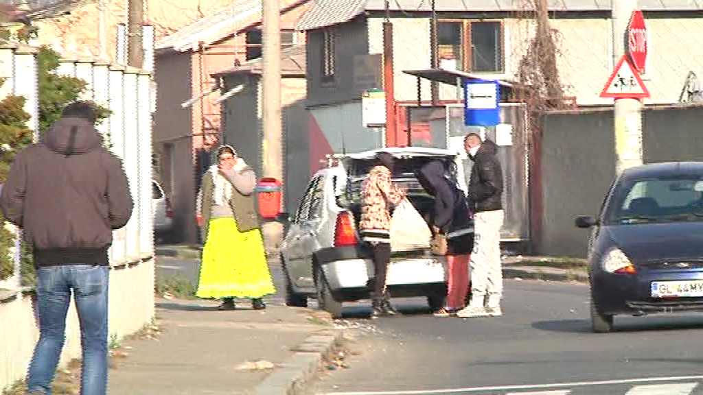 S-au înghesuit să ia ajutoarele de Sfântul Andrei cu taxiul! GALERIE FOTO