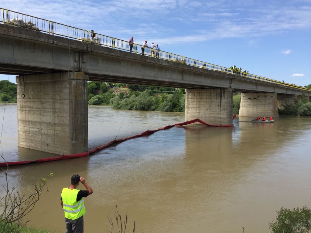 Râurile Jiu și Amaradia, pline de țiței după o avarie la o conductă a OMV Petrom, în Dolj/ FOTO