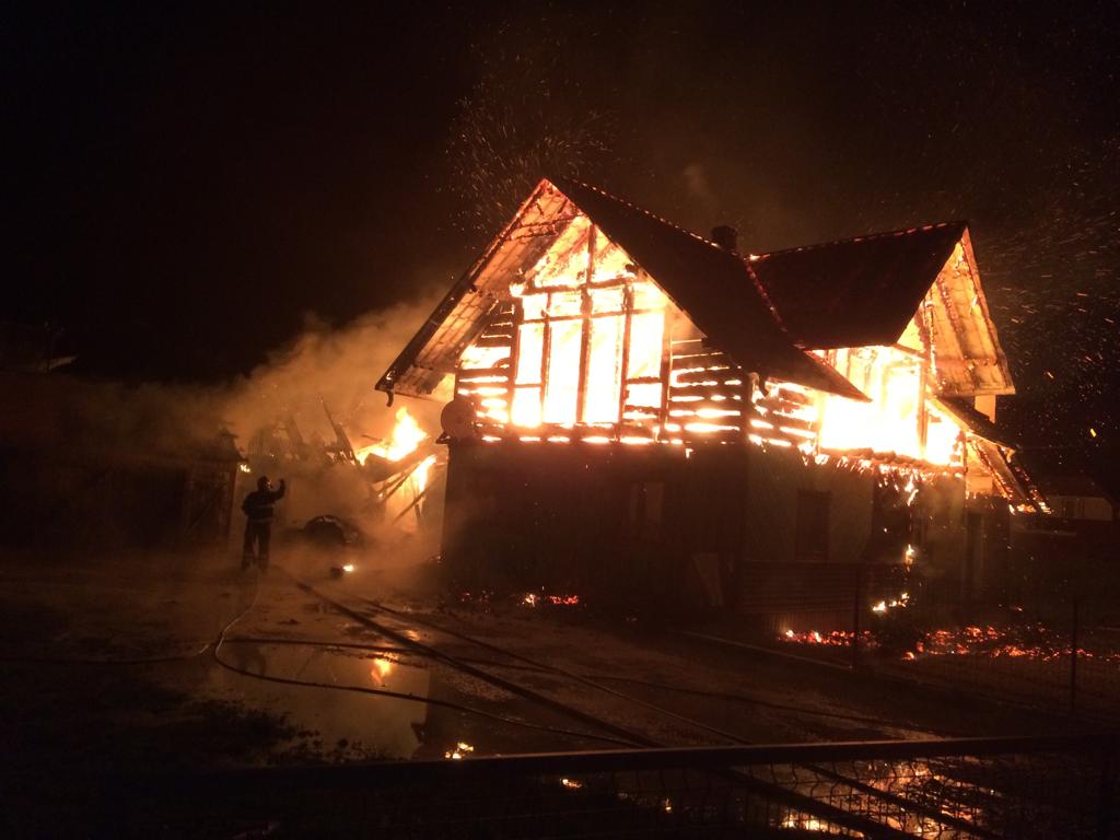 FOTO/ Incendiu de proporții. Două case dintr-o localitate suceveană au ars din temelii