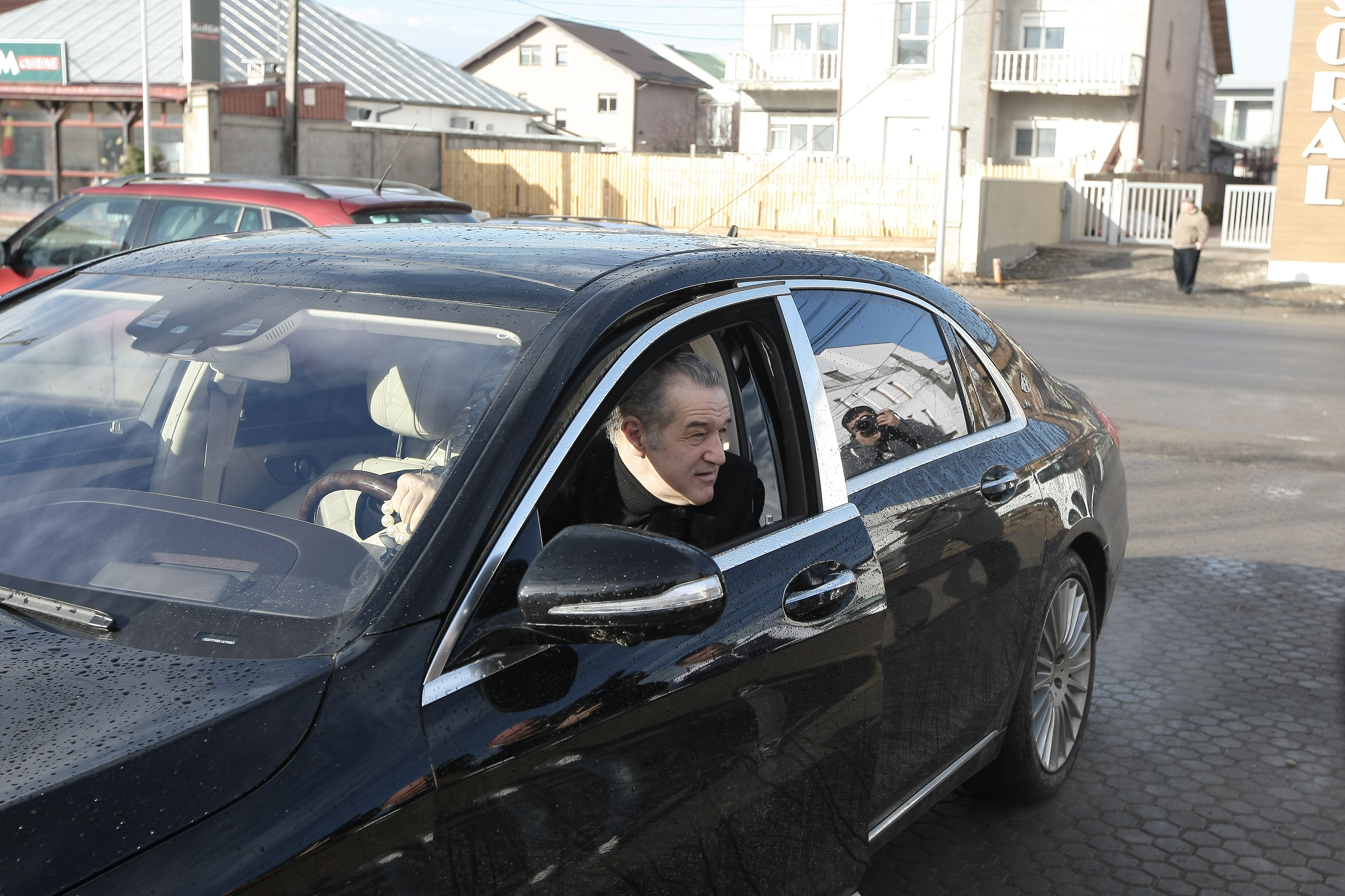 Rugă pentru titlu! Steliștii, cu autocarul la biserică! ^Gigi a apărut cu un Maybach nou! ”MM Stoica va fi eliberat luni”/ FOTO&VIDEO