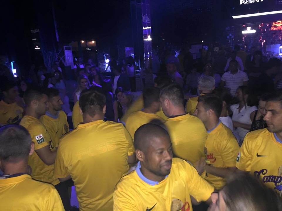PETRECERE. Steliștii și-au făcut de cap într-un club de fițe! / GALERIE FOTO