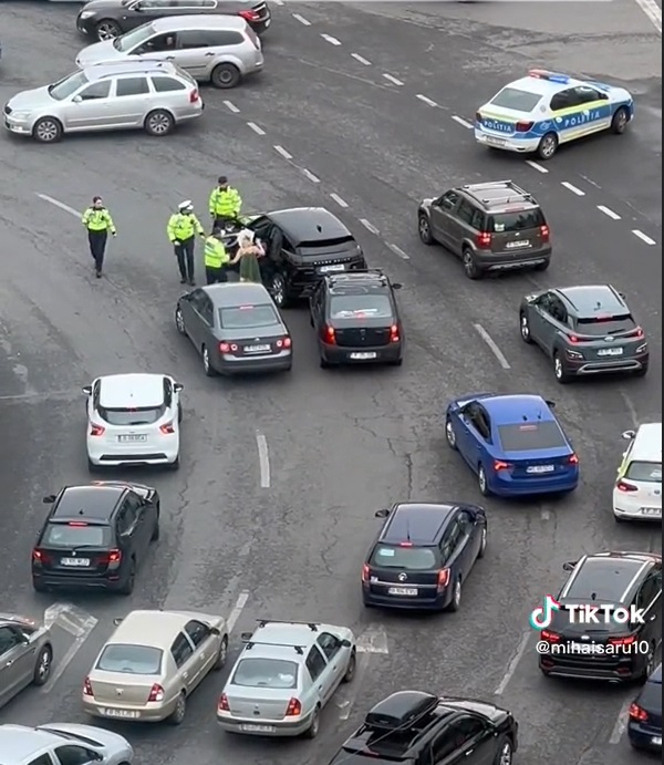 Momentul în care Ana Morodan este oprită în trafic. Doi polițiști au condus-o la mașina lor - VIDEO