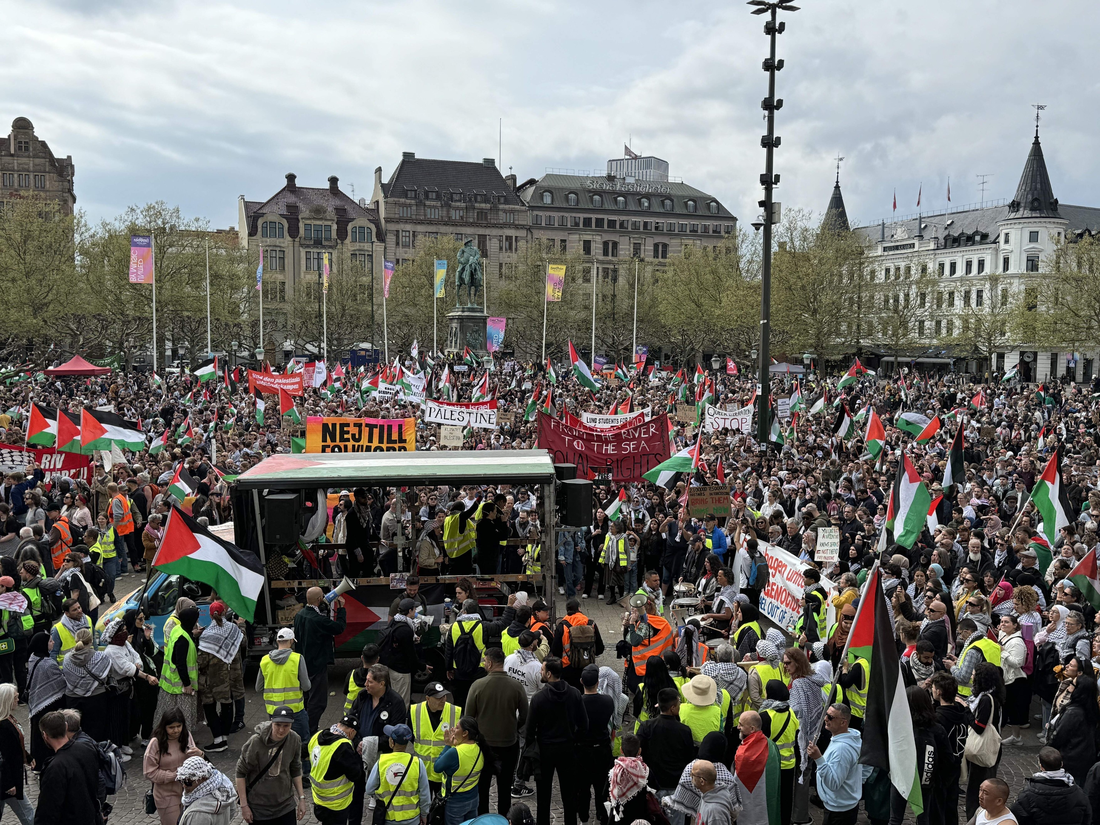 Israelul s-a calificat în finala Eurovision, în ciuda protestelor cu mii de oameni de la Malmo