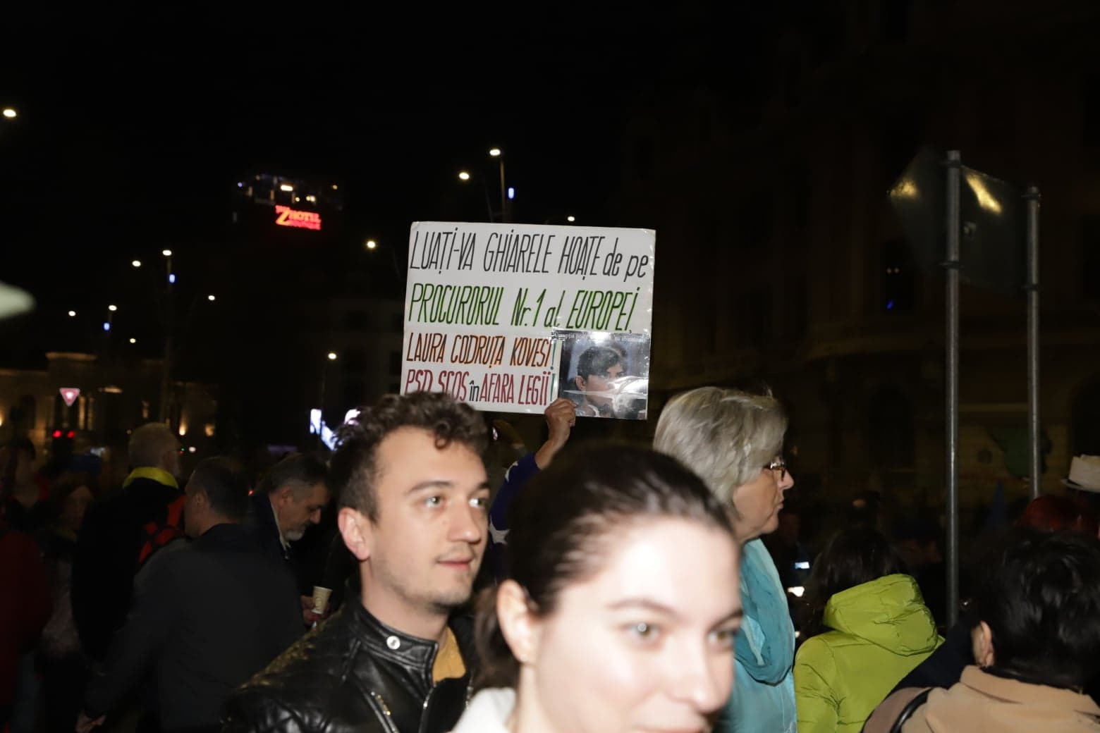 FOTO&VIDEO/ Sute de oameni au protestat sâmbătă seară în Piața Universității. Tudor Chirilă și regizorul Stere Gulea, printre protestatari