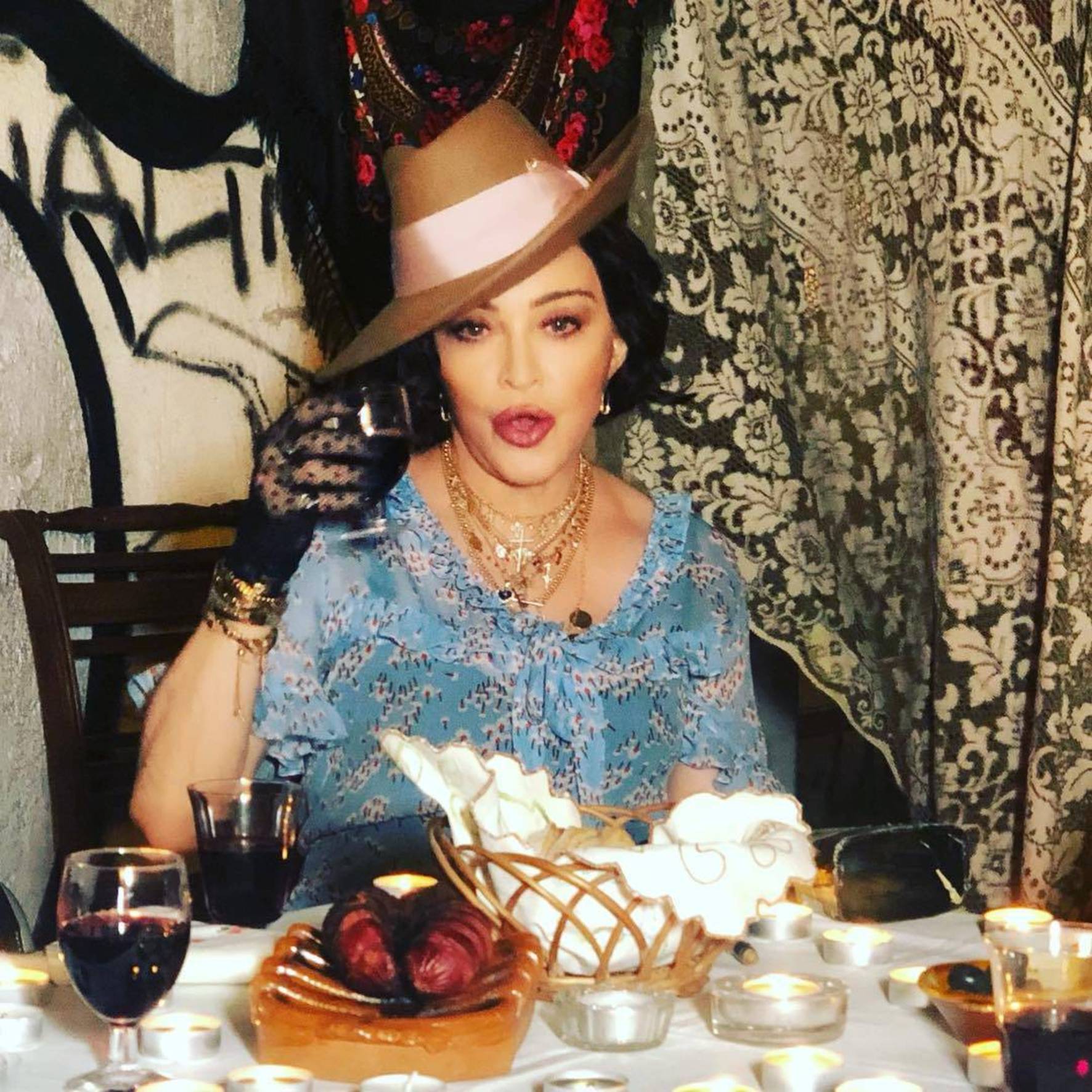 FOTO | Madonna și-a schimbat radical look-ul. Nu o mai recunoști!
