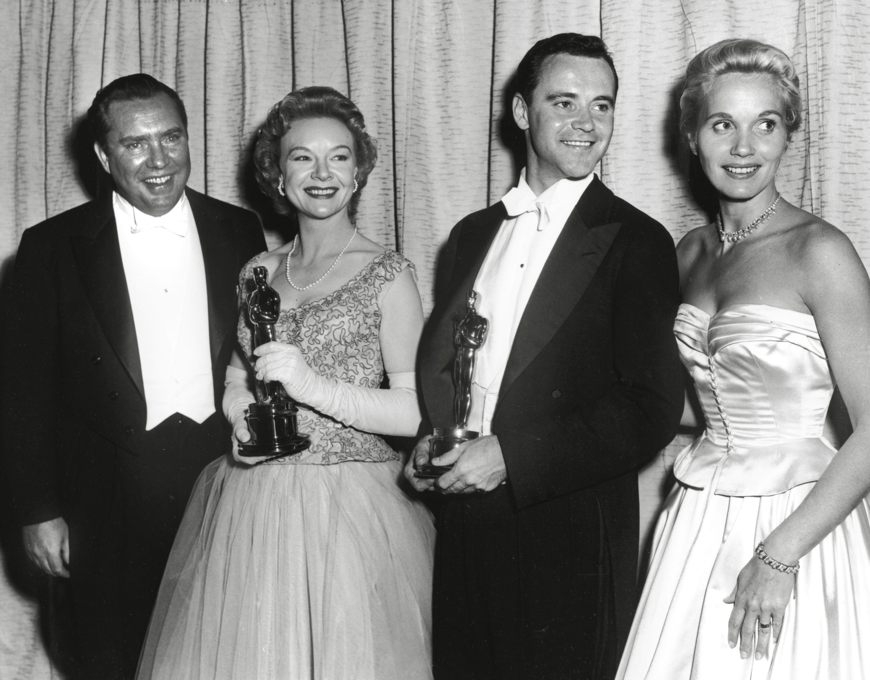 A împlinit 102 ani, are un Oscar și două stele pe Hollywood Walk of Fame. Este cea mai vârstnică legendă a cinematografiei