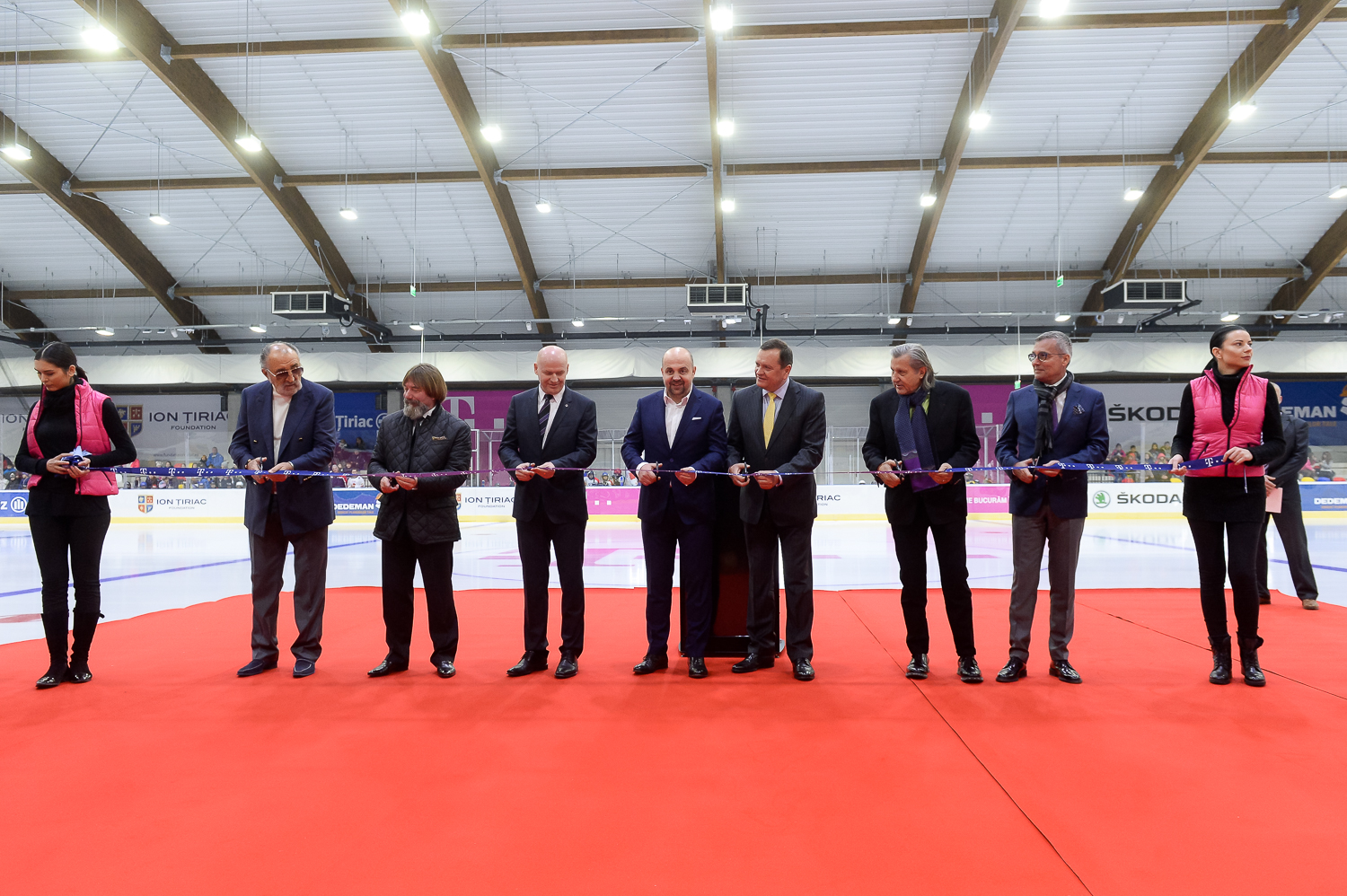Patinoarul construit de Ion Țiriac, la Otopeni, a fost inaugurat / GALERIE FOTO