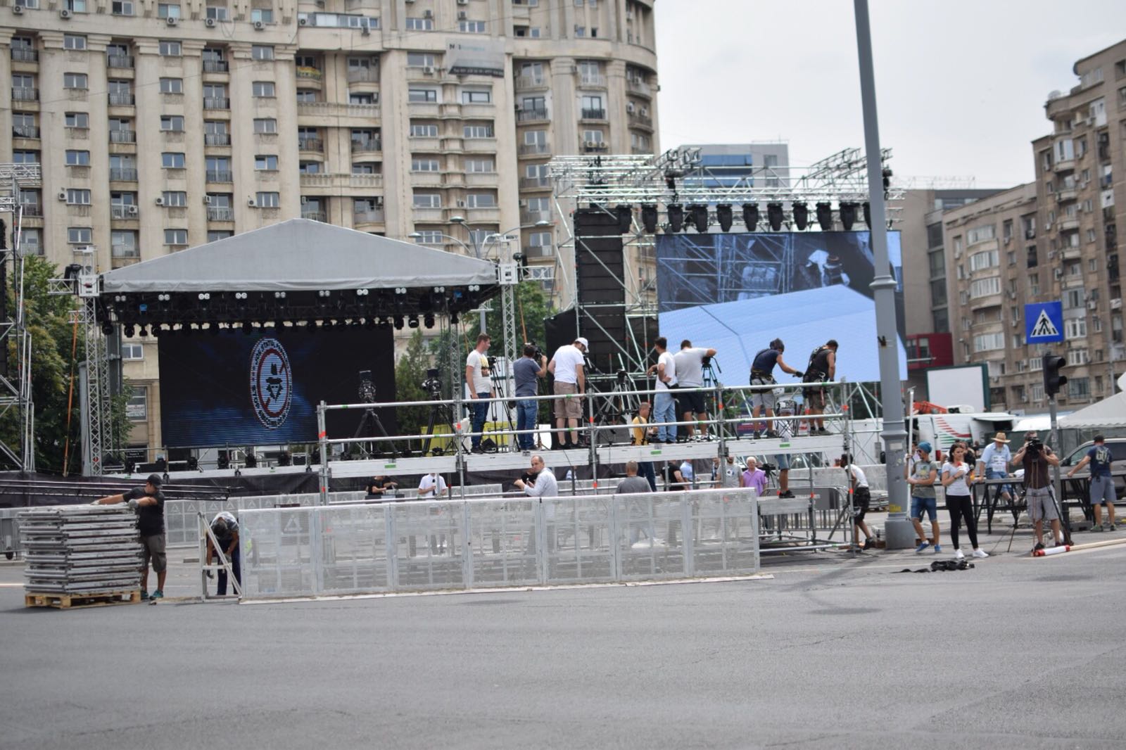 FOTO&VIDEO / Cum s-a desfăşurat mitingul PSD. Peste 100.000 de oameni au umplut Piaţa Victoriei