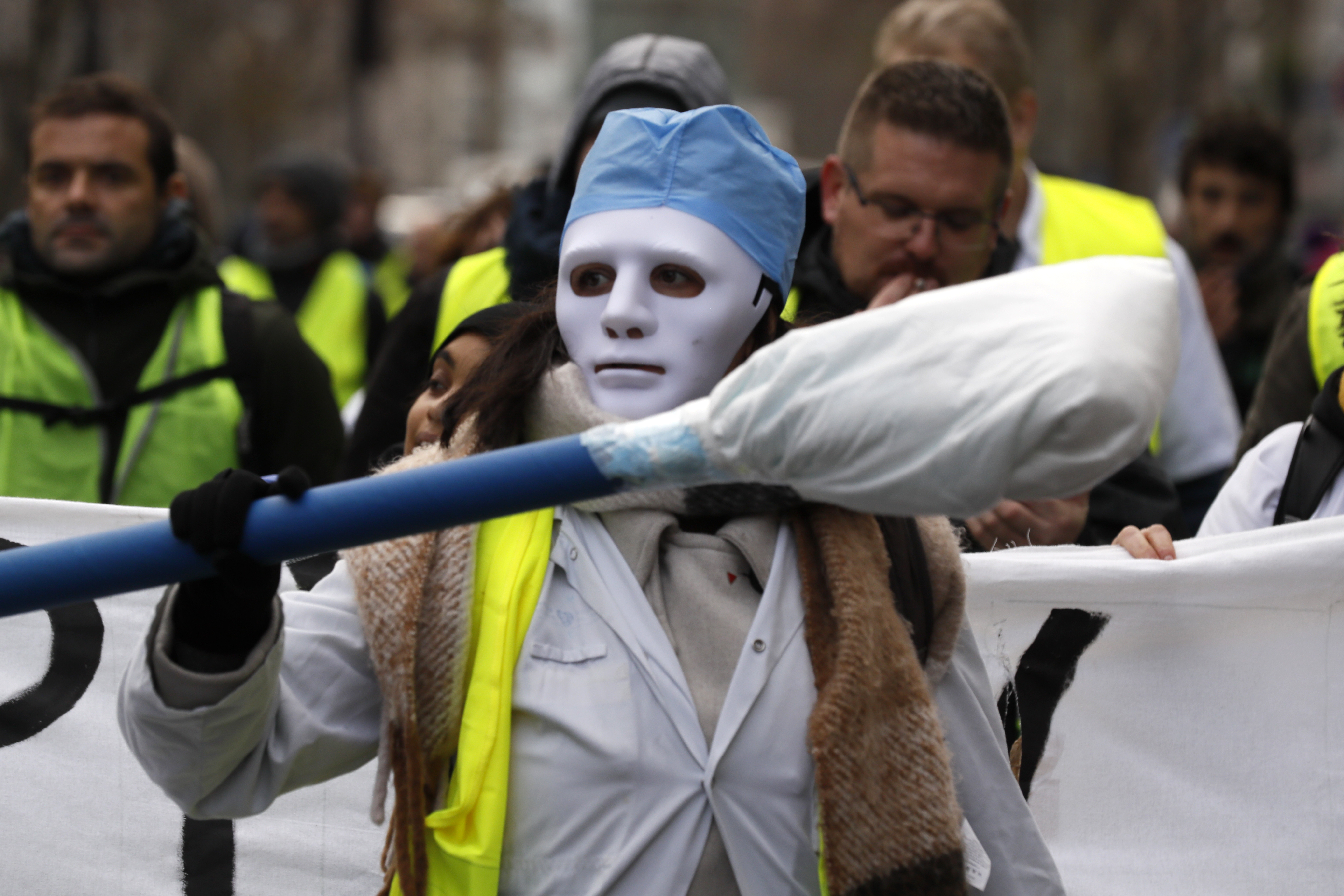 Mărturiile unor români stabiliți în Franța despre protestele din Paris. "Este o situație critică"