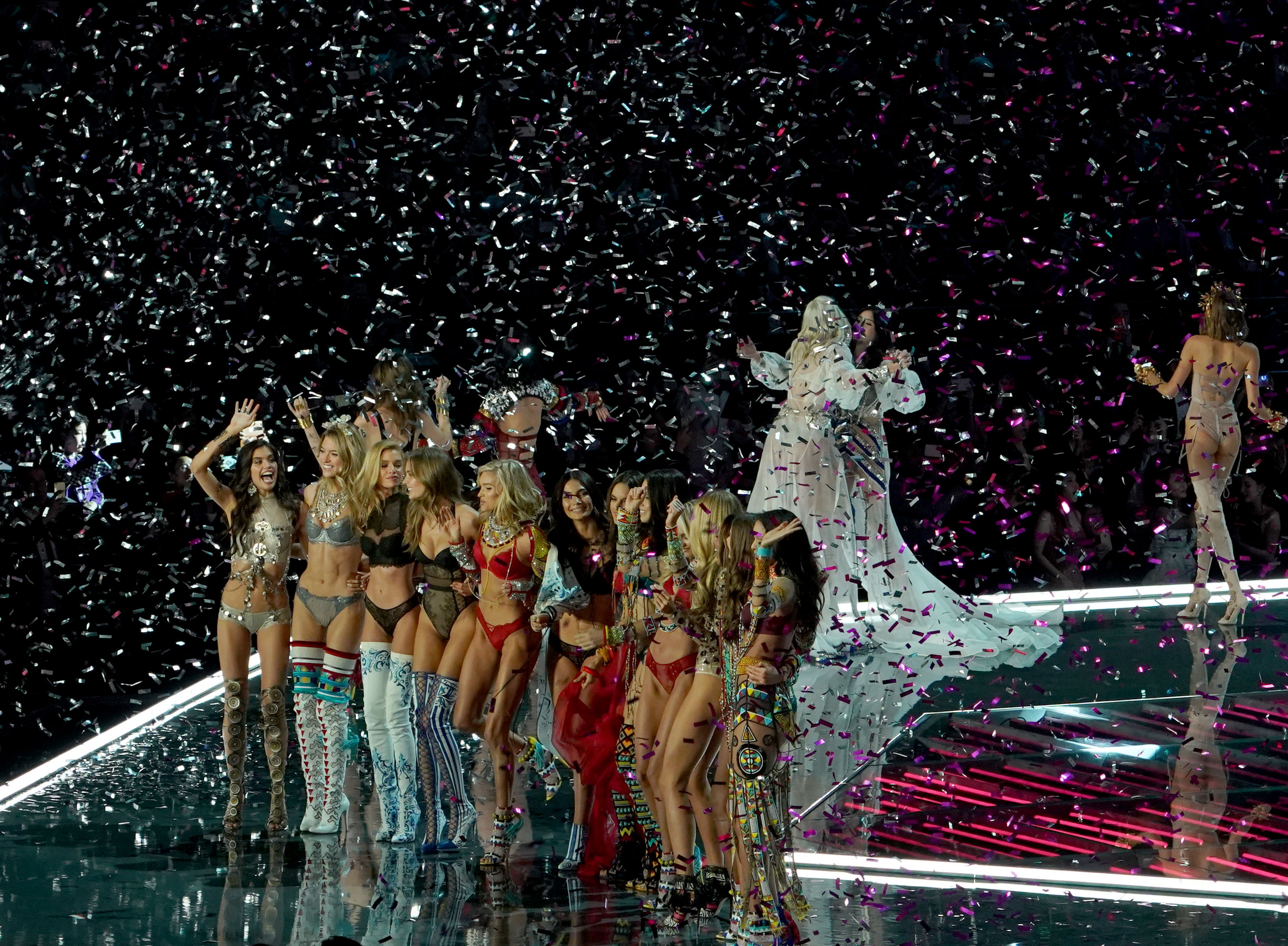 GALERIE FOTO | Incidente la showul Victoria's Secret din Shanghai: un model a căzut pe podium, două celebrități nu au primit viză