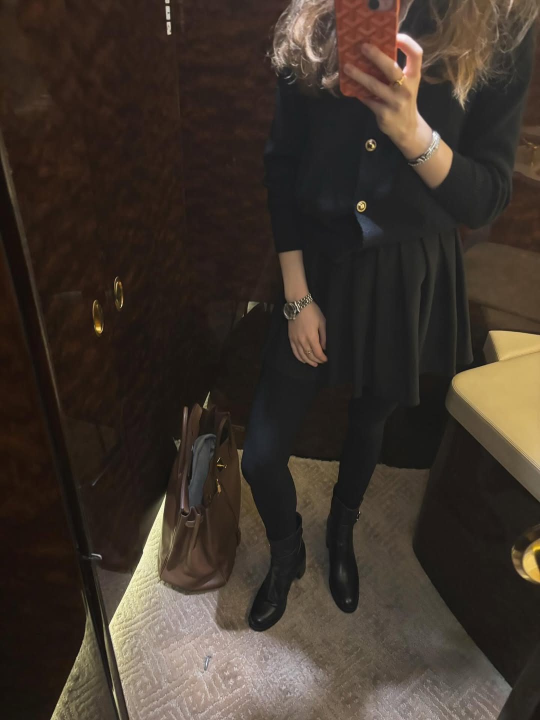 Cum a apărut Irina Columbeanu într-un avion privat alături de mama ei, Monica Gabor. Cât costă geanta pe care o purta