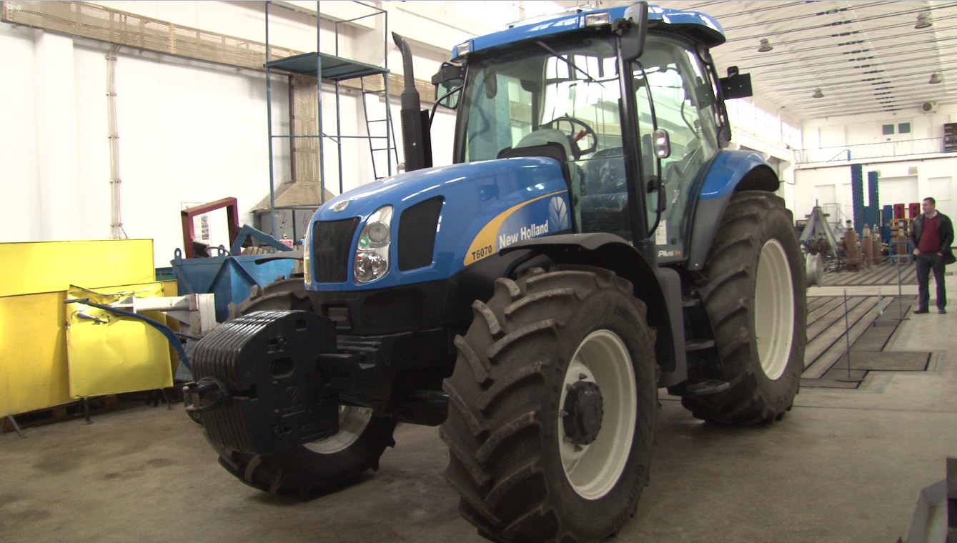 VIDEO/ Invenție românească. Tractorul care omoară buruienile cu apă chioară
