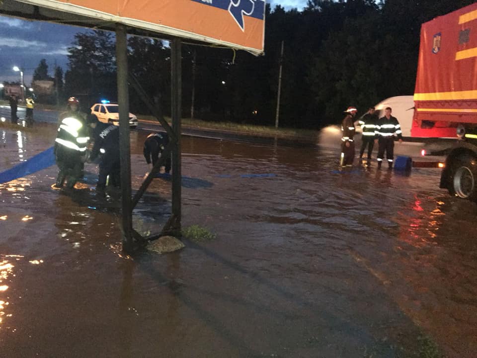 Inundații în Prahova, după ploile torențiale de marți noaptea. Zeci de gospodării au fost inundate în Bărcănești / FOTO