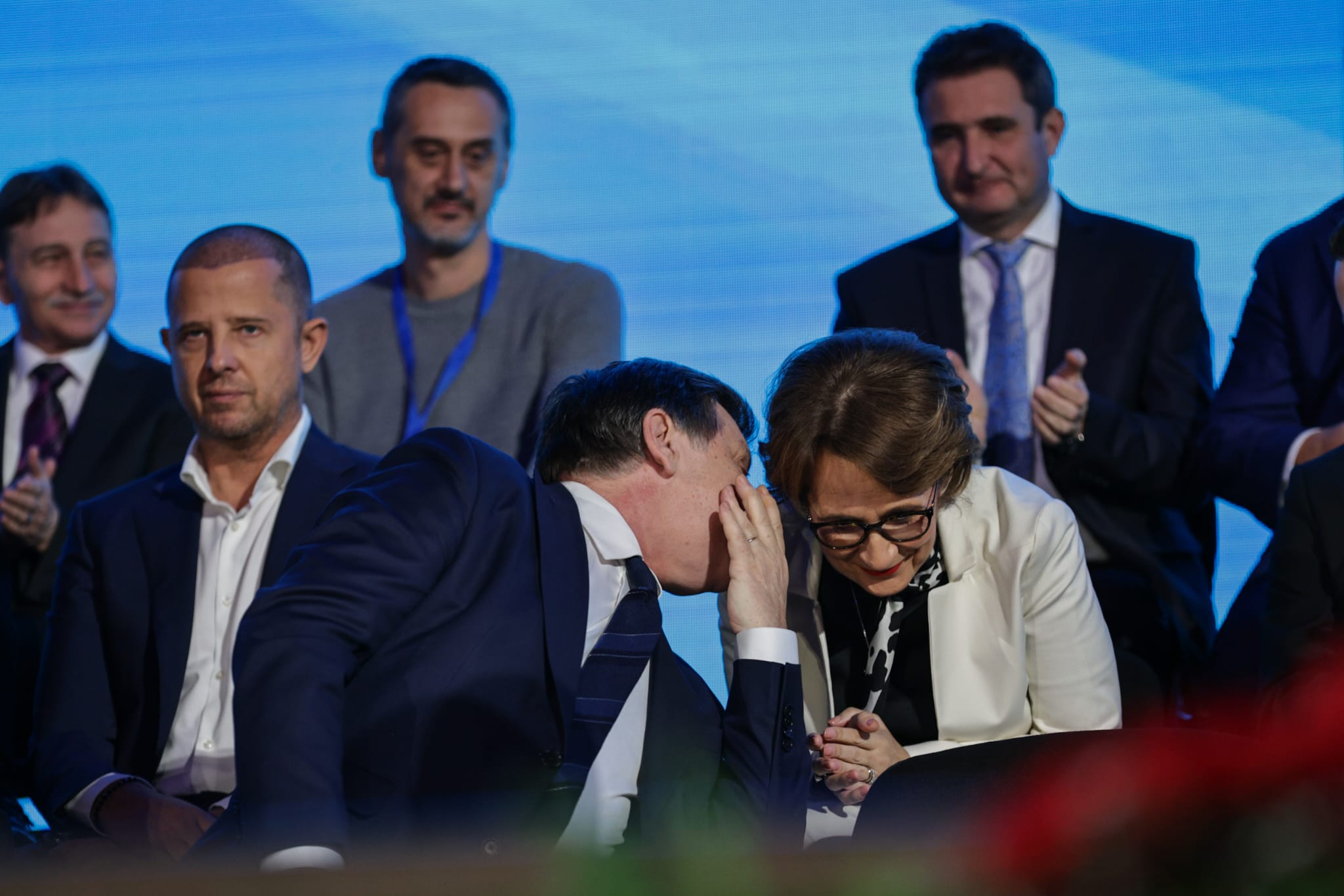 Ce nu s-a văzut la TV la „ungerea” lui Crin Antonescu drept prezidențiabil: atacuri în rafală la adresa lui Georgescu și jocuri de culise pentru împărțirea funcțiilor din Executiv