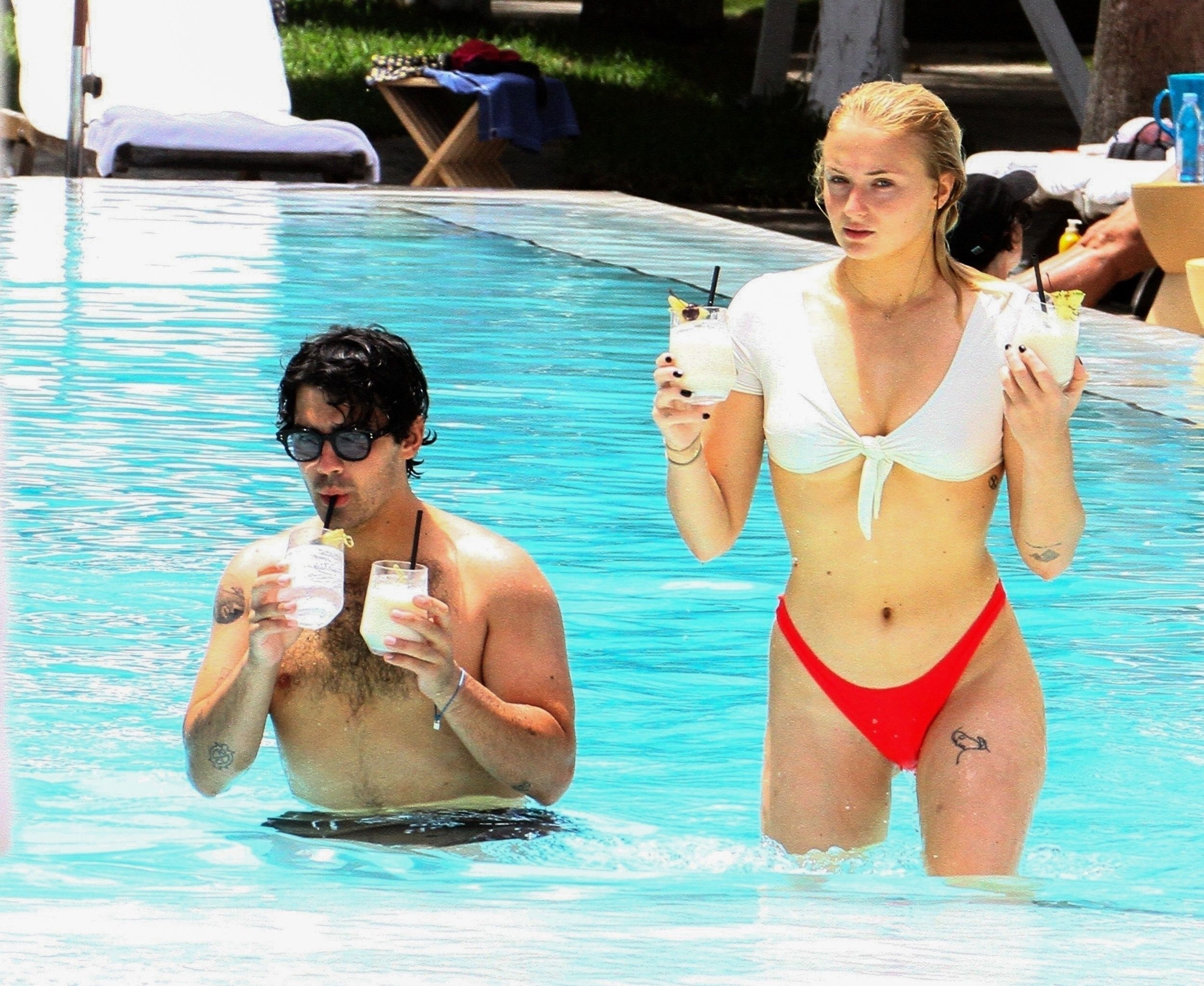 FOTO | Sophie Turner, extrem de sexy la piscină. Actrița din Game of Thrones a avut probleme cu costumul de baie