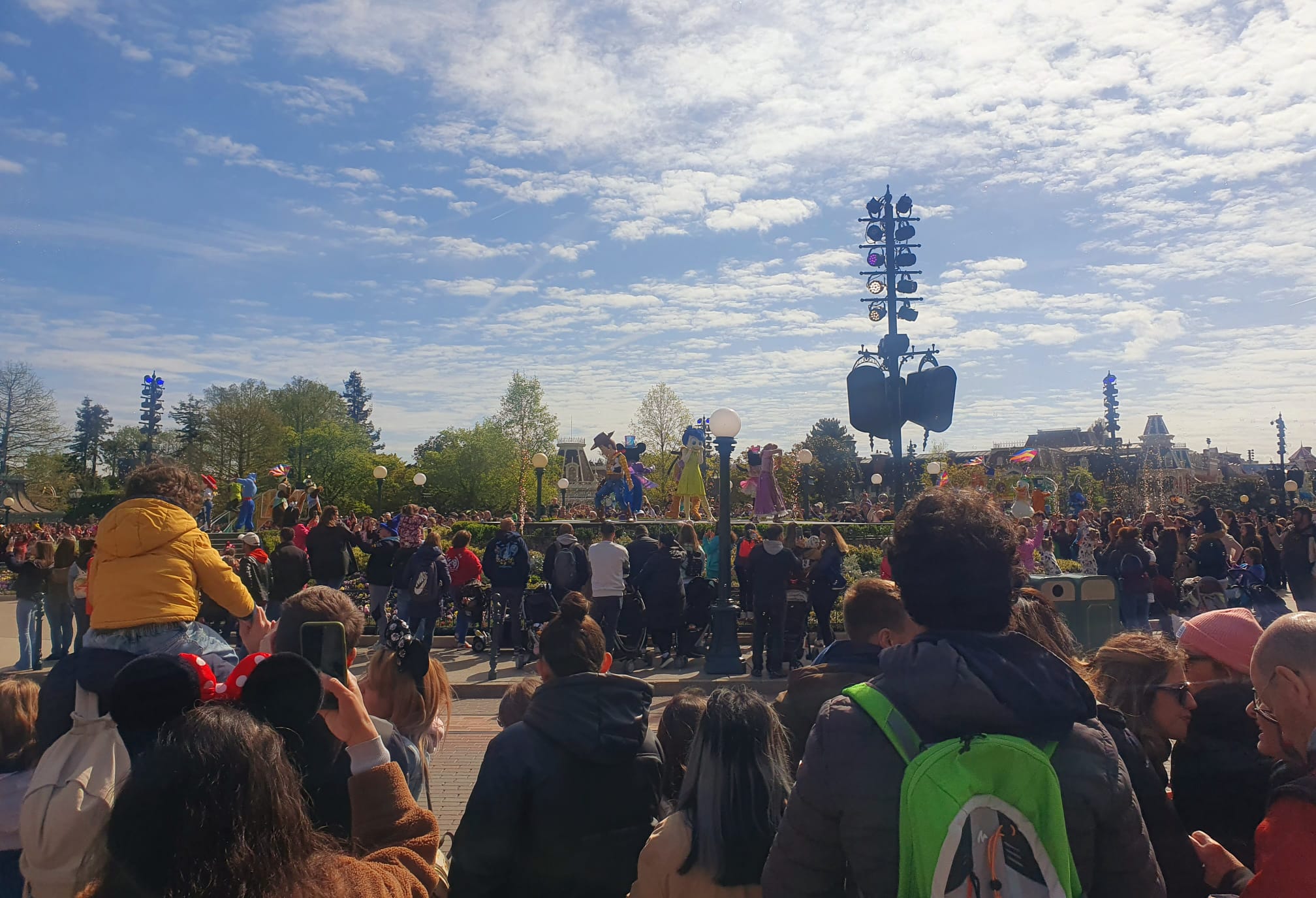 Ponturi pentru o vacanță reușită la Disneyland, Paris. Cum să faci economie de timp și de bani
