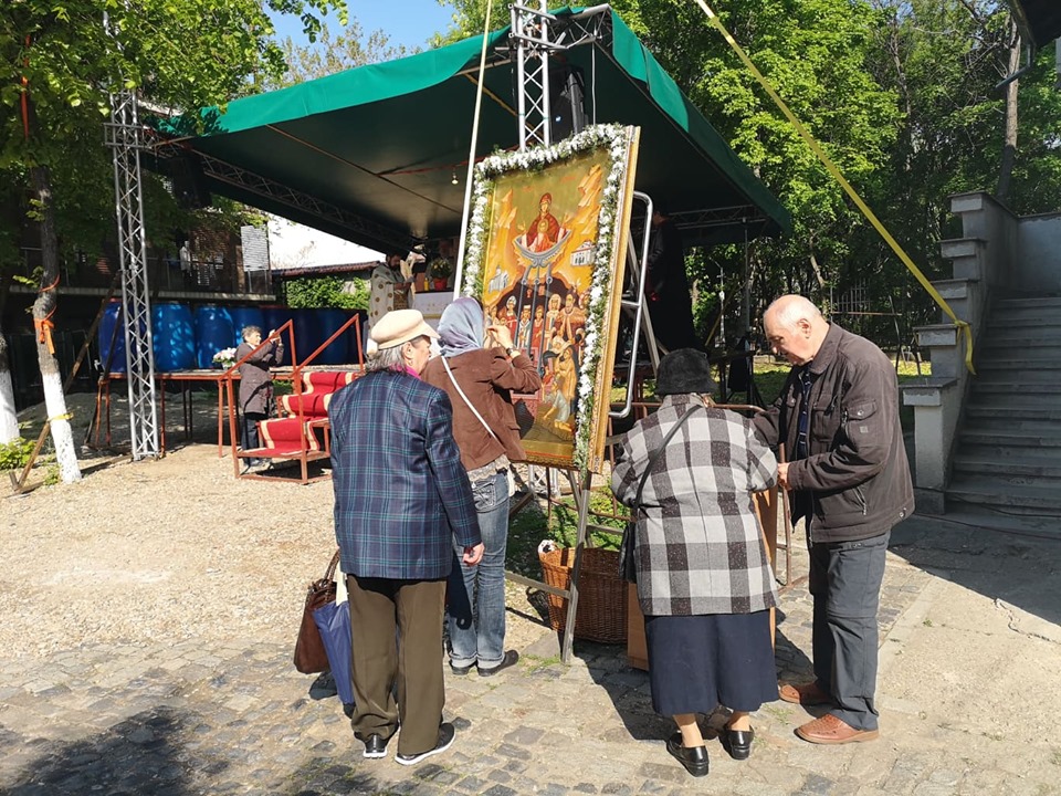 Sute de oameni participă la slujba de Izvorul Tămăduirii de la Biserica Mavrogheni. Ce nu ai voie să faci azi pentru a nu fi lovit de blestem | FOTO