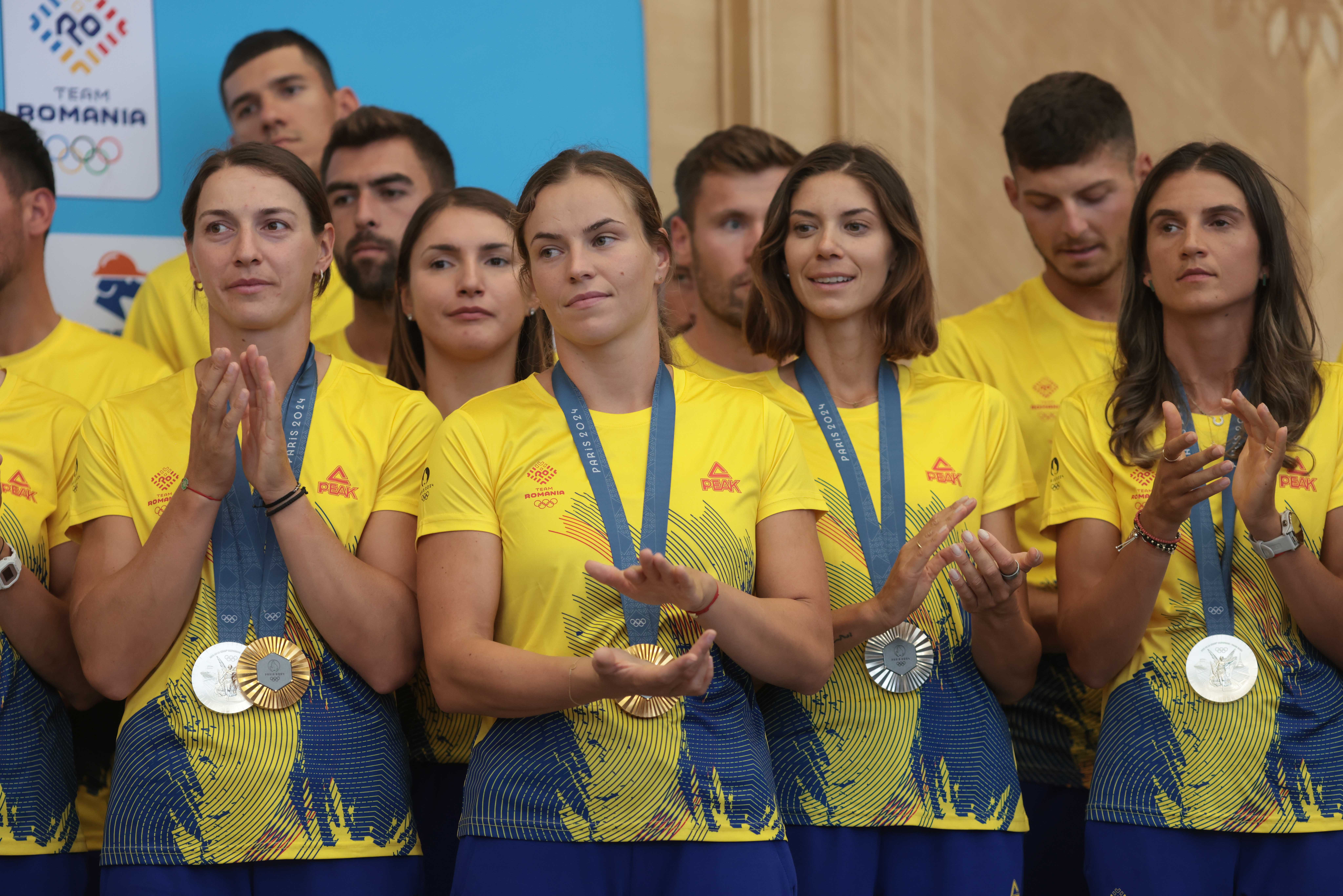 Canotorii medaliați la Jocurile Olimpice și gimnaștii s-au întors în România