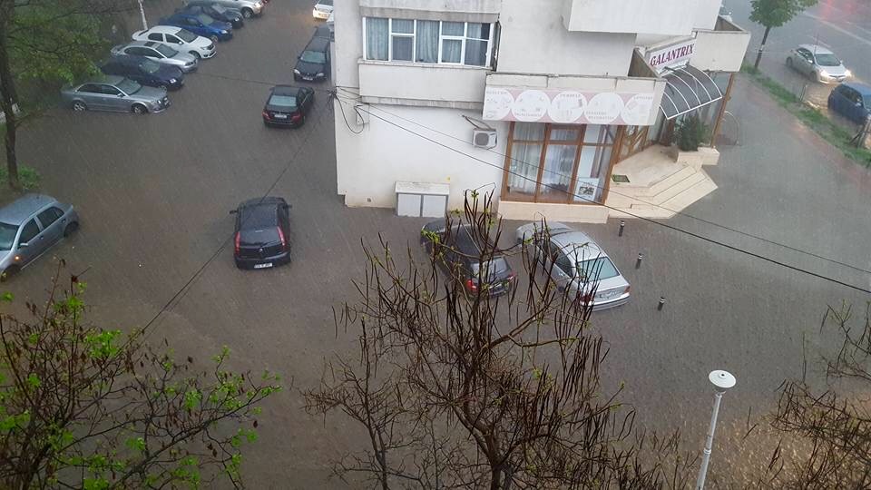 Iașiul, paralizat după o ploaie torențială! VEZI IMAGINILE DEZASTRULUI