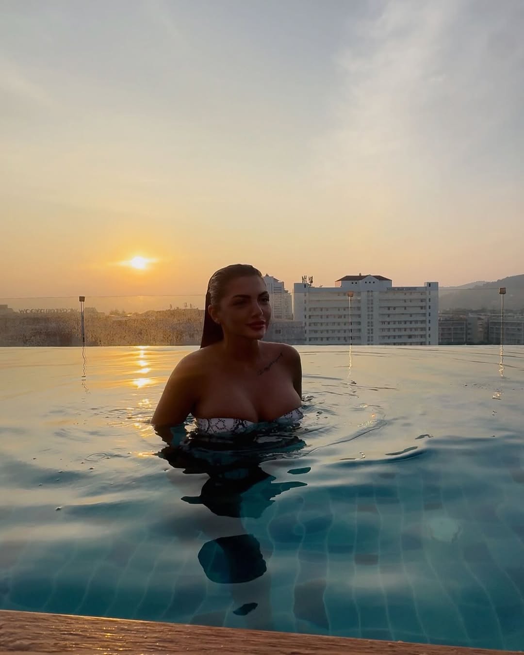 Cine e și cum arată tânăra reporter de la Antena 1 pe care George „Jaguarul” a pus ochii la Insula Iubirii 2025, ca să nu plece acasă cu „burta goală”