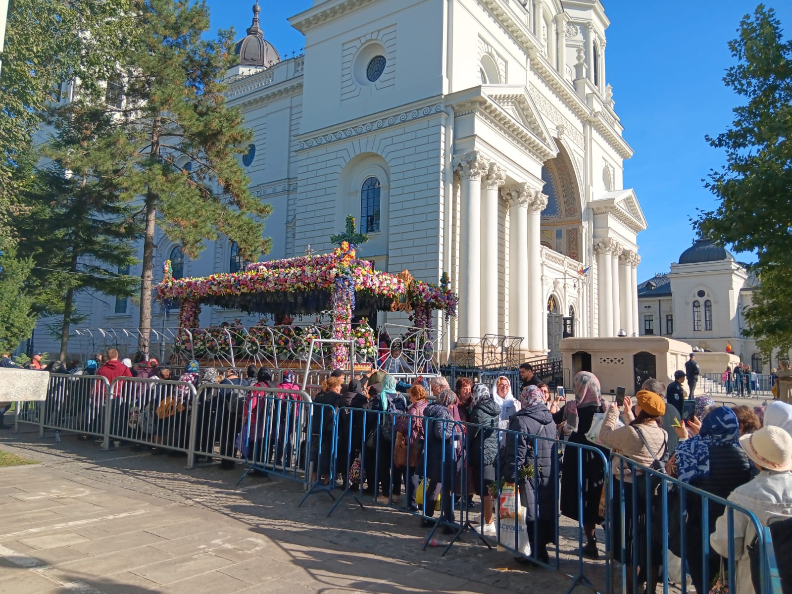 Cozi de 6 kilometri la moaștele Sfintei Parascheva. 120.000 de oameni au trecut pe la raclă