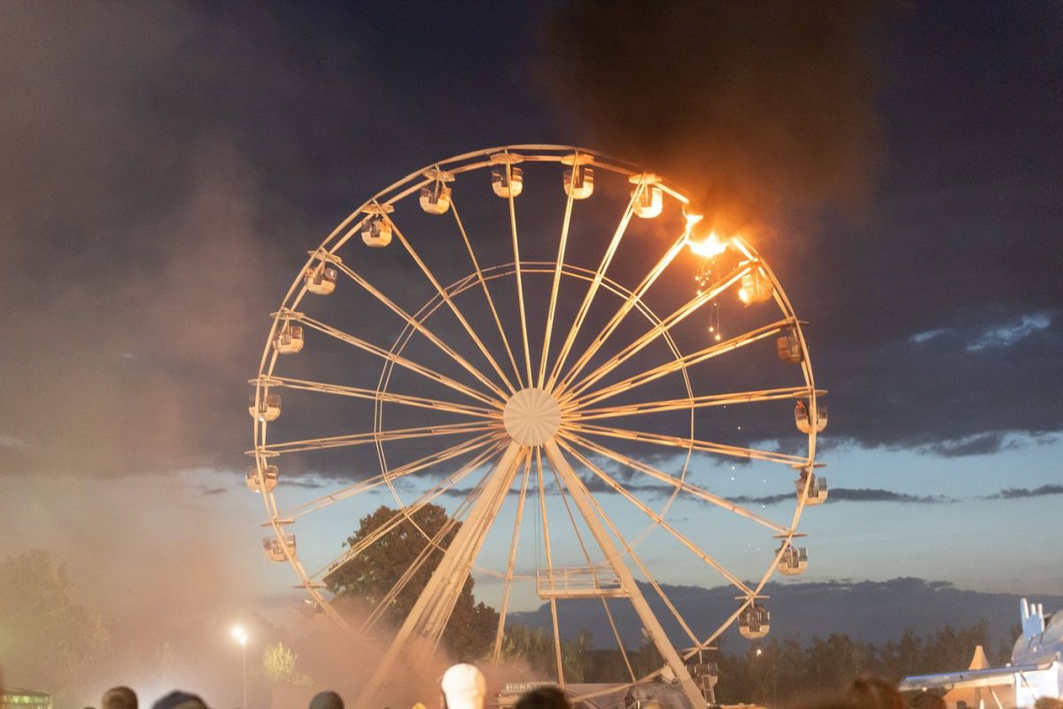 O roată panoramică a luat foc în timpul unui festival de muzică din Germania. Cel puțin 20 de oameni au fost răniți