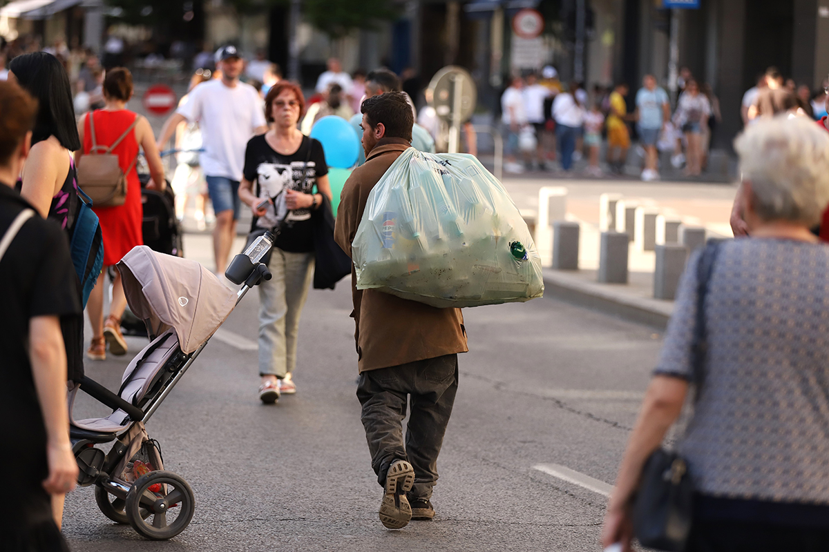 O altă față a programului de garanție-reciclare. Alergând după PET-uri prin București: „Nu dau în cap, nu tâlhăresc, sunt bani munciți! Scot un milion, un milion jumate pe zi”