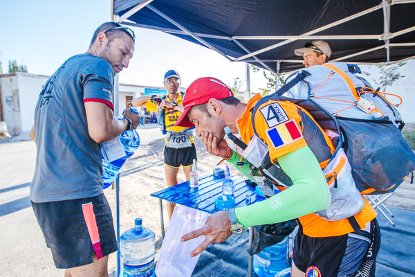 EXCLUSIV / Pompierul-maratonist cu plămâni de oțel. Iulian Rotariu aleargă sute de kilometri prin deșert și pe creste înzăpezite