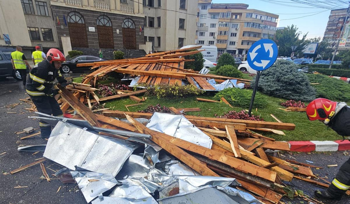 Codul roșu de furtuni a făcut prăpăd în Târgoviște: vântul a smuls și aruncat în stradă acoperișul unui bloc, zeci de copaci au fost puși la pământ