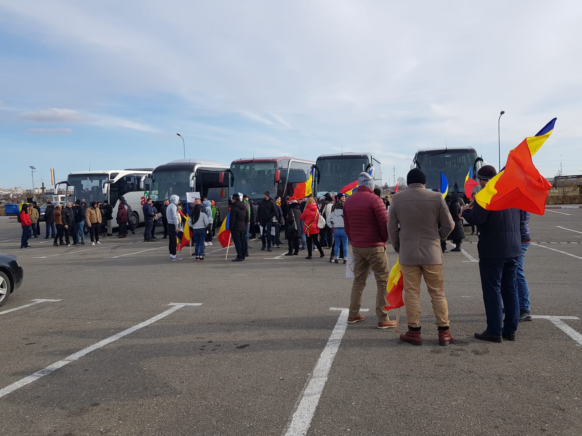 VIDEO. Incident între George Simion și un jandarm. Apoi liderul AUR aleargă după un alt bărbat. Protestarii merg spre Cotroceni