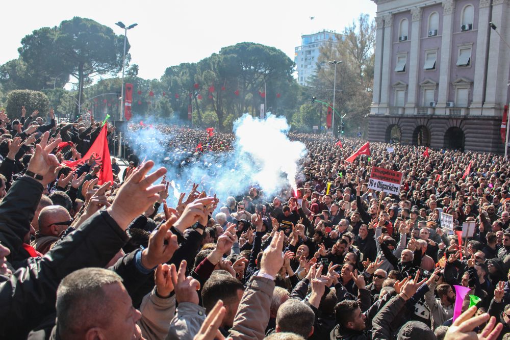 Protest în Albania, oprit cu gaze lacrimogene. Manifestanții au forțat intrarea în sediul Guvernului de la Tirana / FOTO&VIDEO