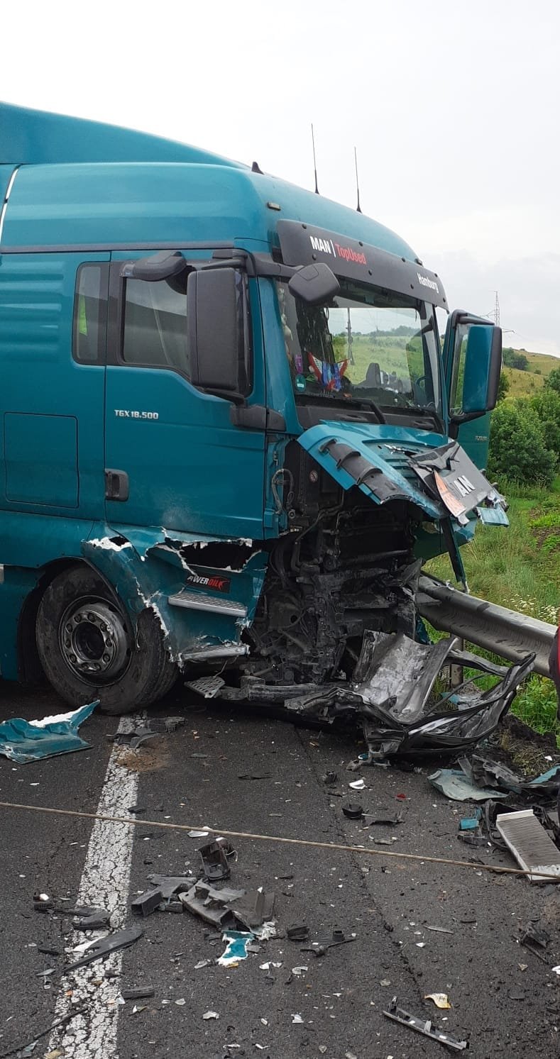 Un morman de fiare a rămas din mașina în care au murit doi tineri, după ce șoferul a intrat pe contrasens într-o cisternă, pe DN1, în Cluj