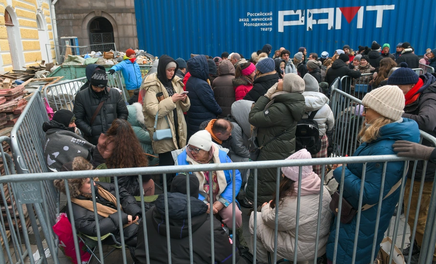 „Am stat 59 de ore la coadă. Puteai să mergi la toaletă doar însoțit de un polițist”. Rușii s-au călcat în picioare pentru bilete la „Spărgătorul de nuci”